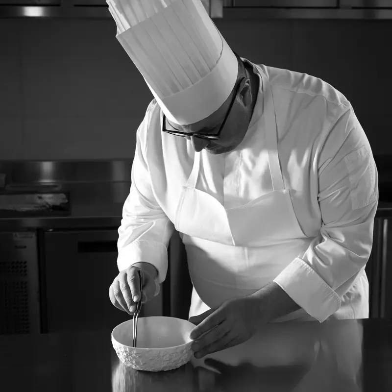 Koch bei der Arbeit in der Küche