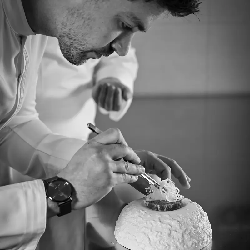 Chefkoch Simone Selva beim Anrichten