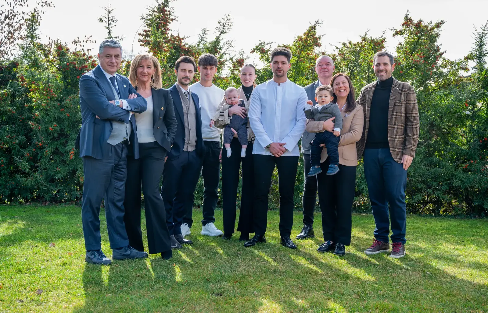 La famiglia Tramet riunita nel giardino del ristorante
