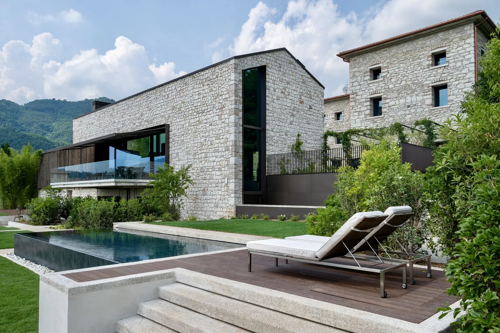 Der Pool des Relais Borgo Taurino zwischen den Steinhäusern