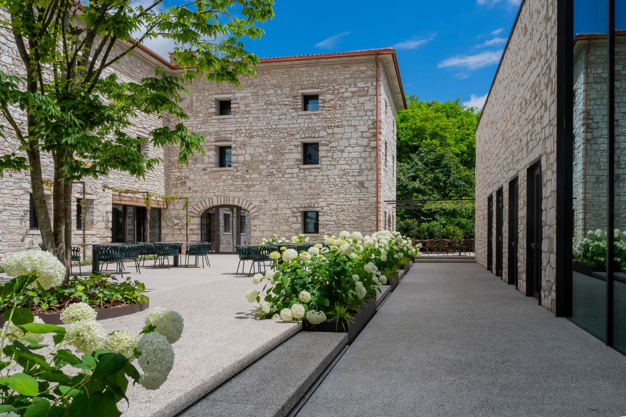 La corte del Relais Borgo Taurino fiorita di ortensie