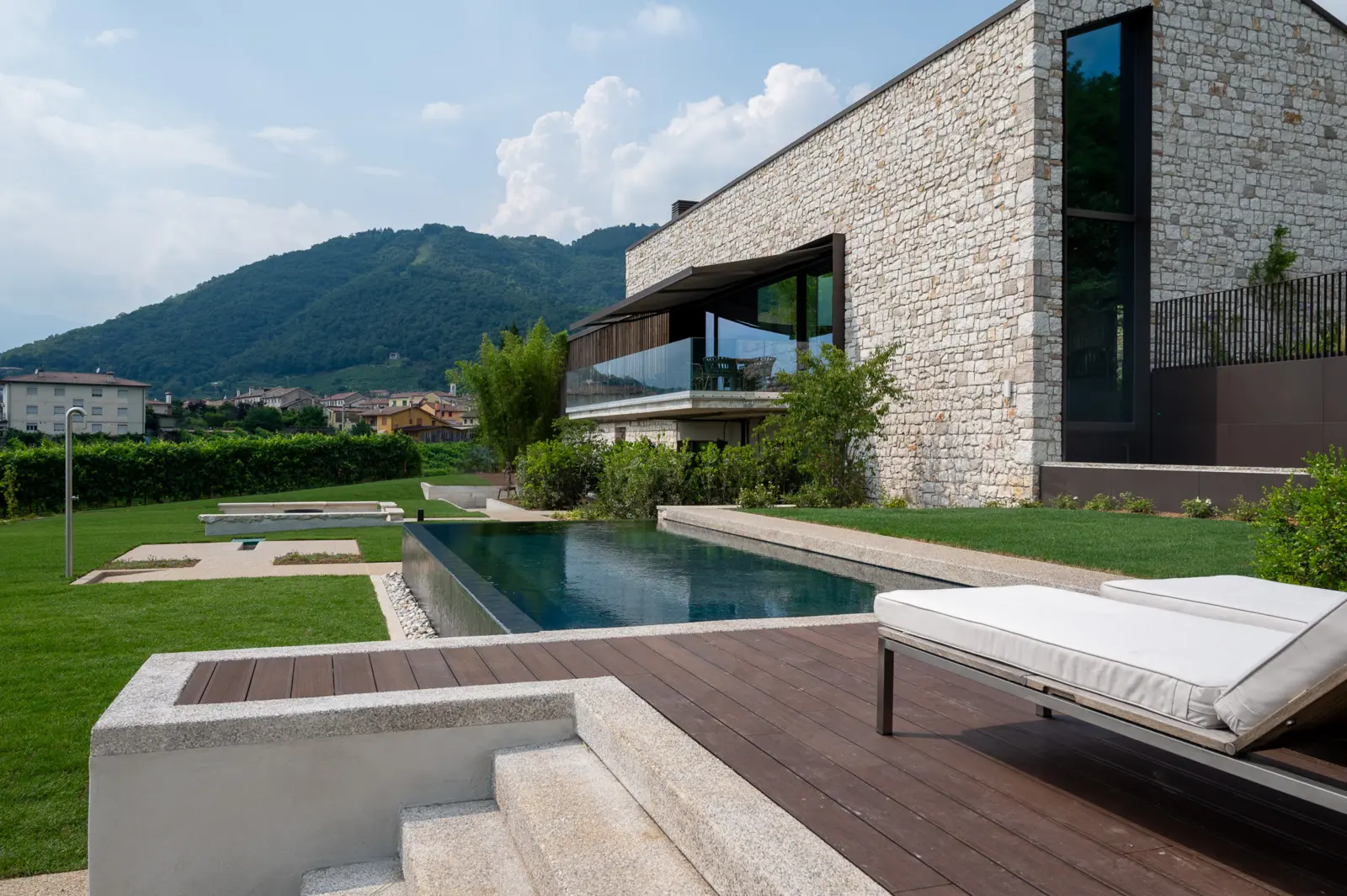 La piscina del Relais con vista sulle colline di Valdobbiadene