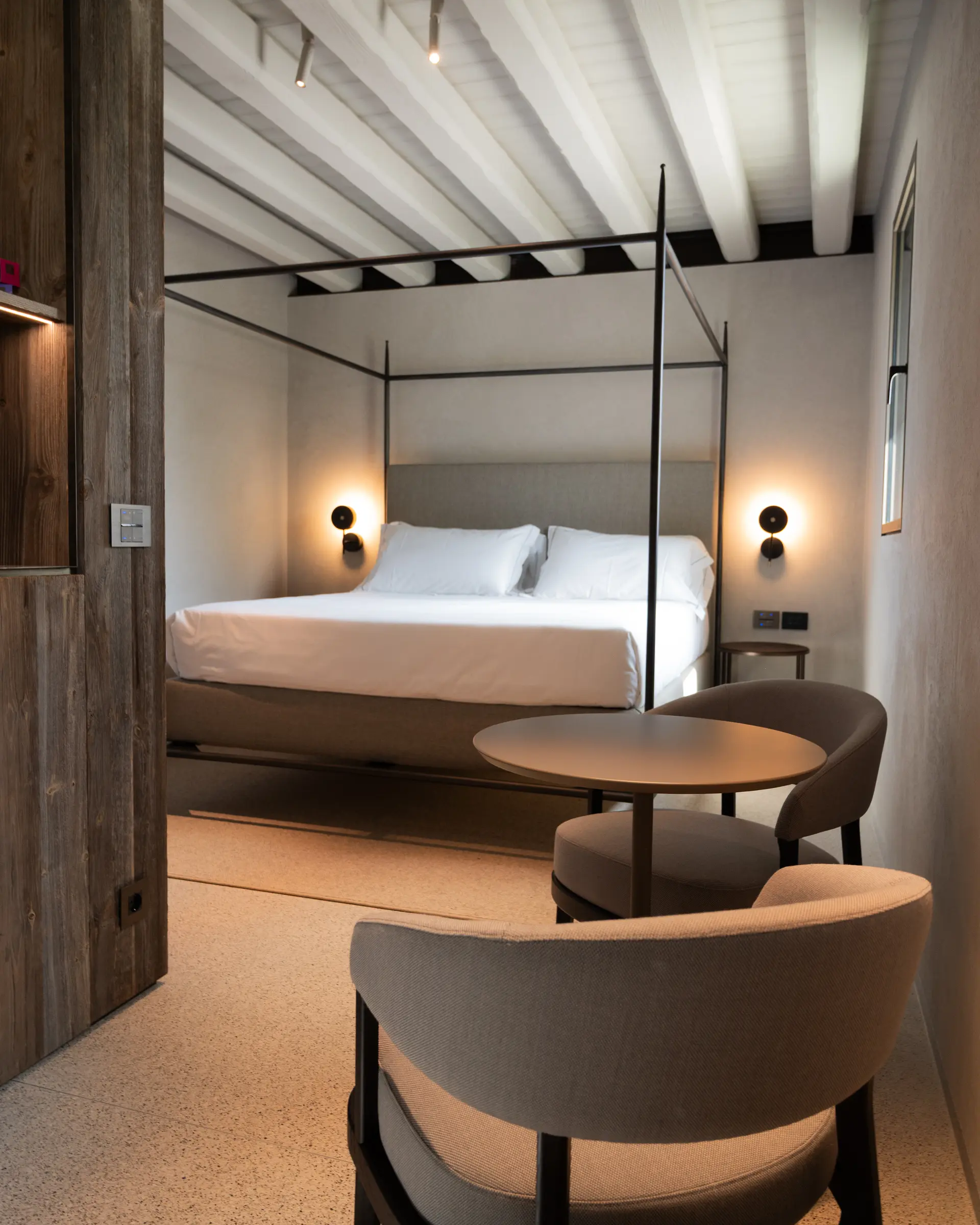 Junior Suite con letto a baldacchino sotto le travi a vista