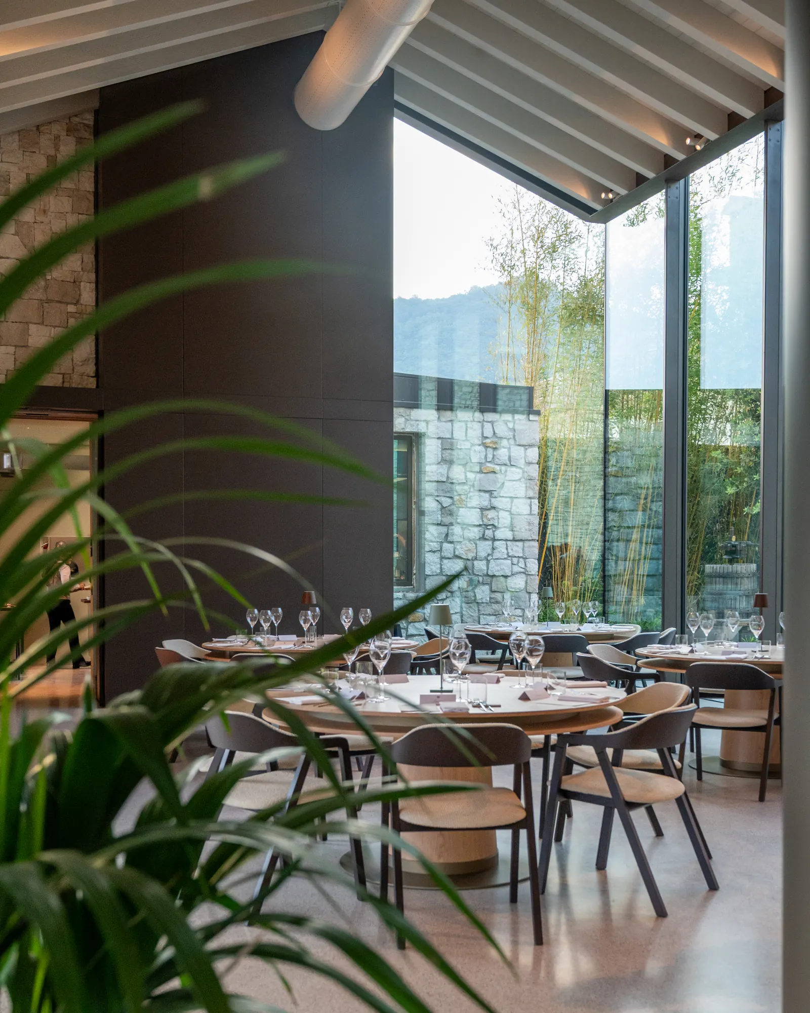 Der Speisesaal des Ristorante Trame mit Glasfront zum Innenhof